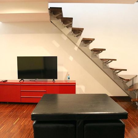 شقة Cozy & Large Loft Famagosta ميلان المظهر الخارجي الصورة