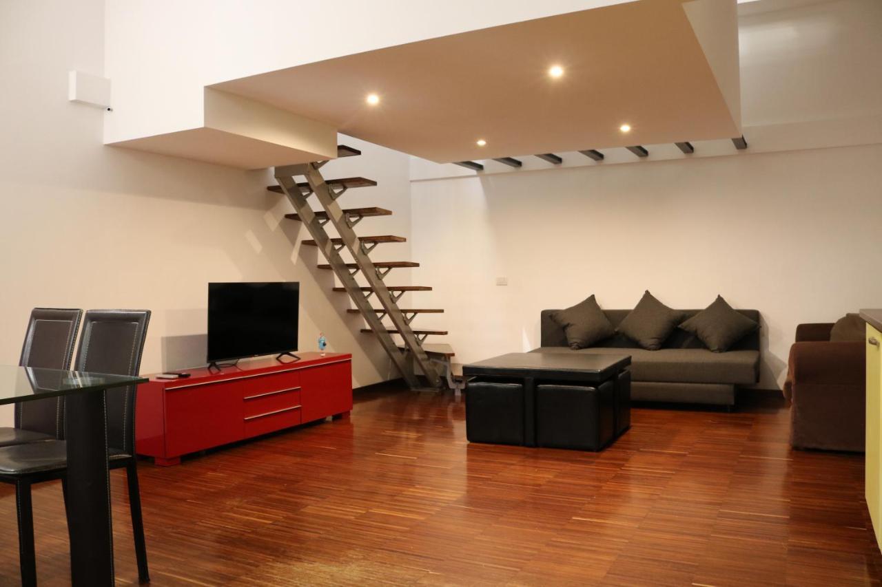 شقة Cozy & Large Loft Famagosta ميلان المظهر الخارجي الصورة